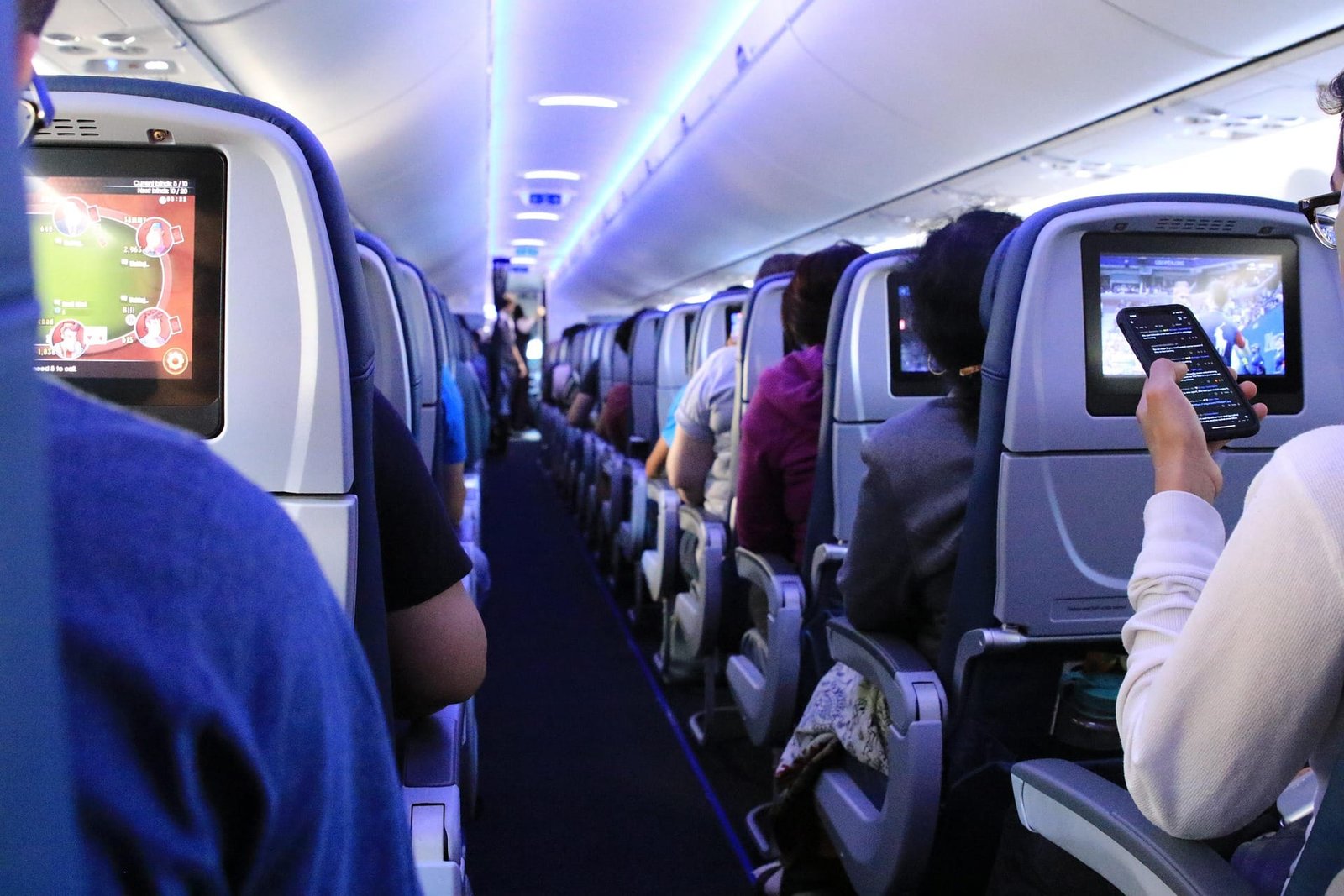 IndiGo का नया Lite Fare लॉन्च, केबिन बैग के साथ यात्रा करते यात्रियों की प्रतीकात्मक तस्वीर